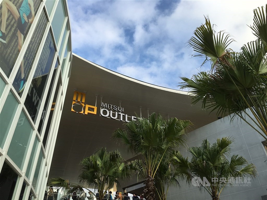 ▲林口三井Outlet於19日上午接獲通報，館內專櫃人員PCR檢測為陽性，決定停業一天進行清消作業。（圖/中央社）