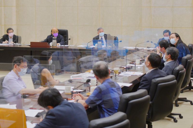 ▲行政院長蘇貞昌在19日的防疫會議中表示，台灣本土疫情趨緩，已接近降級標準，但邊境管制仍應嚴格施行。（圖／行政院提供）