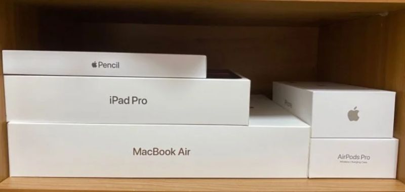 ▲女網友買了apple產品後,都會將盒子收藏在櫃子裡。(圖/翻攝Dcard)