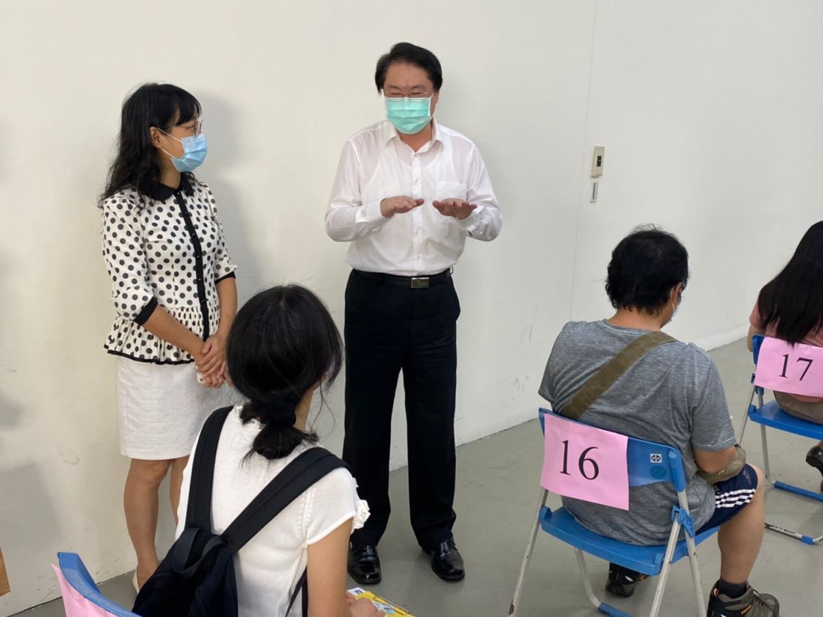 ▲基隆市長林右昌今日上午前往施打站視察，強調疫情已逐漸穩定，有信心能逐步恢復市民的正常生活。（圖／基隆市政府提供）