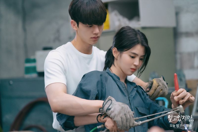▲劇中,韓韶禧(右)跟宋江的關係曖昧不明。(圖/JTBC臉書)