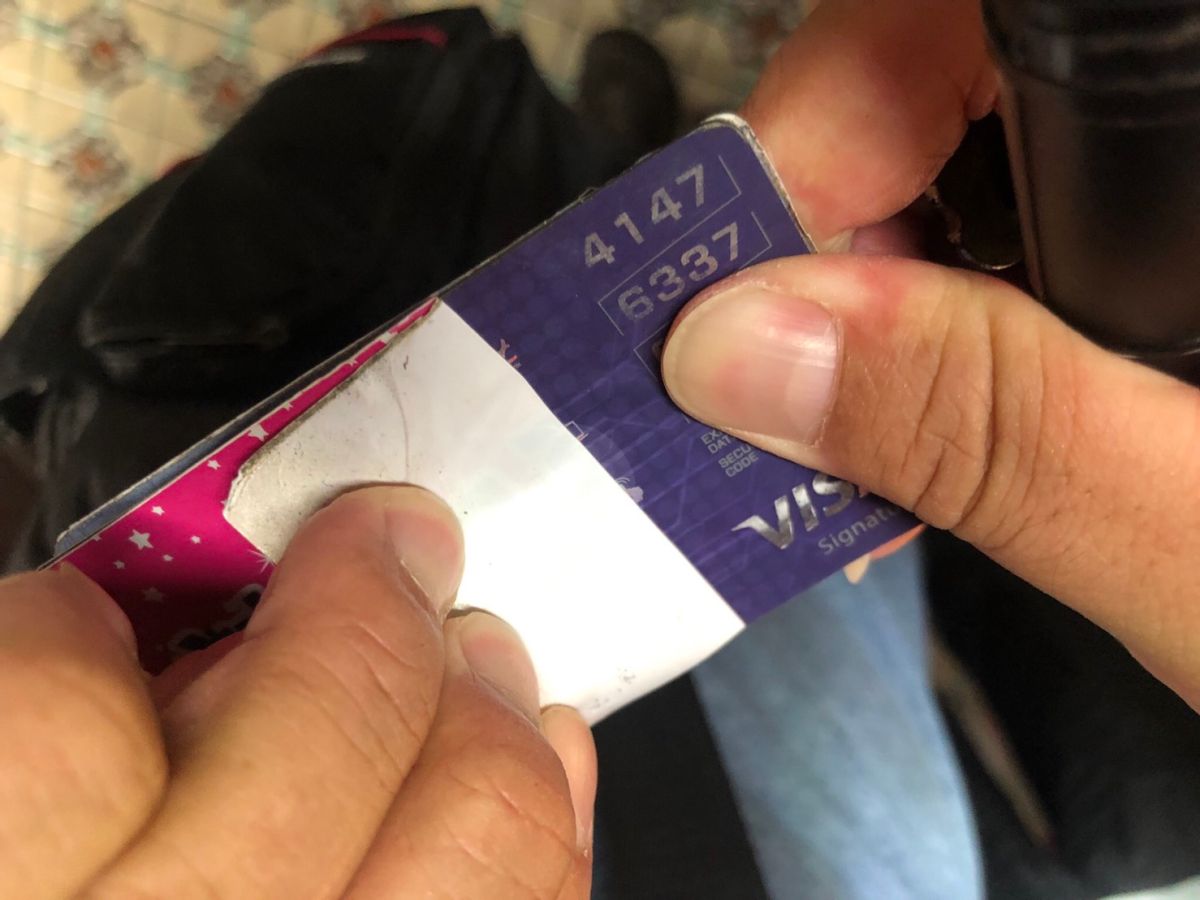 ▲將銀行信用卡正反兩面貼上悠遊卡貼紙，拿去超商購物商品。(圖／警方提供2021.7.19)