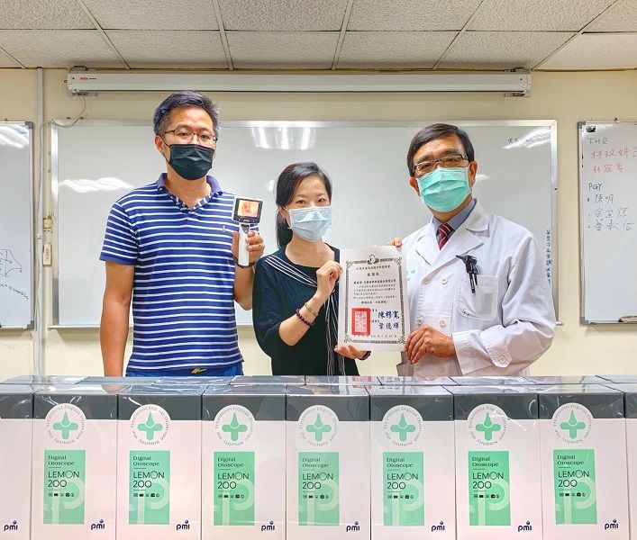 ▲透過放大的顯示螢幕可把耳內病灶看得更清楚，同時降低被病毒感染的風險。（圖／台灣耳鼻喉頭頸外科醫學會提供）