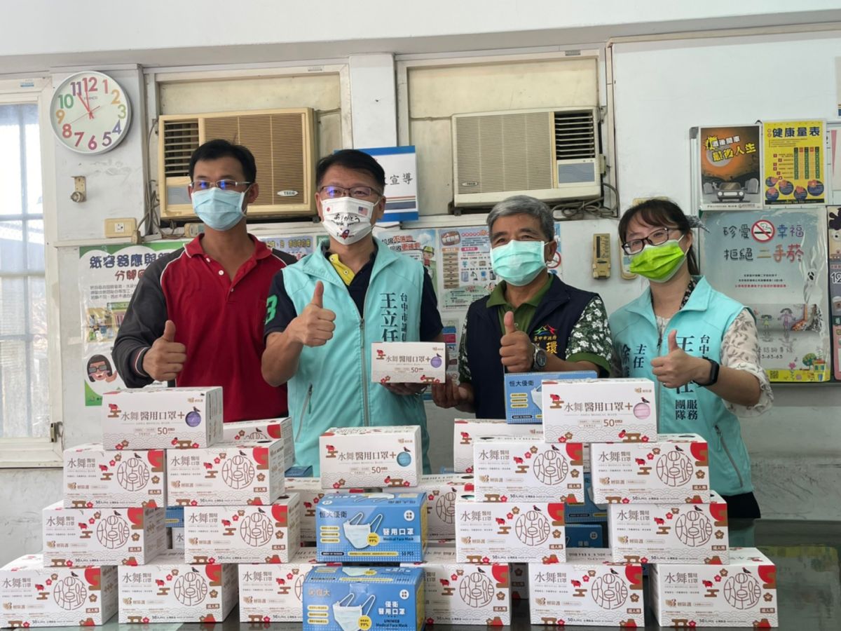 ▲中市議員王立任與地方企業家王俊雄捐贈6000片口罩海線清潔隊(圖／王立任服務處提供2021.7.19)