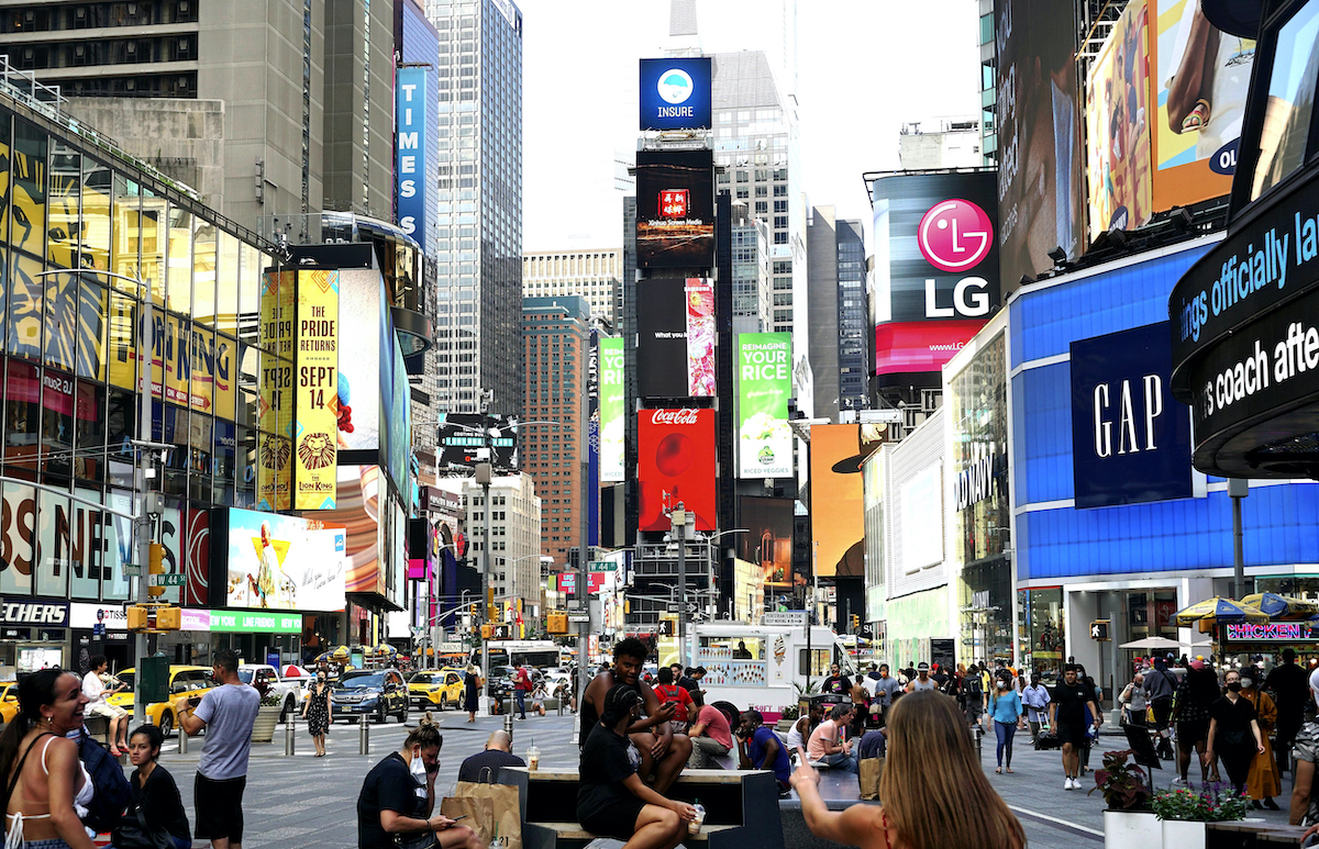 ▲紐約疫苗接種率逐步提升，民眾開始恢復日常生活，百老匯劇院也計畫重新開放。（圖／美聯社／達志影像）
