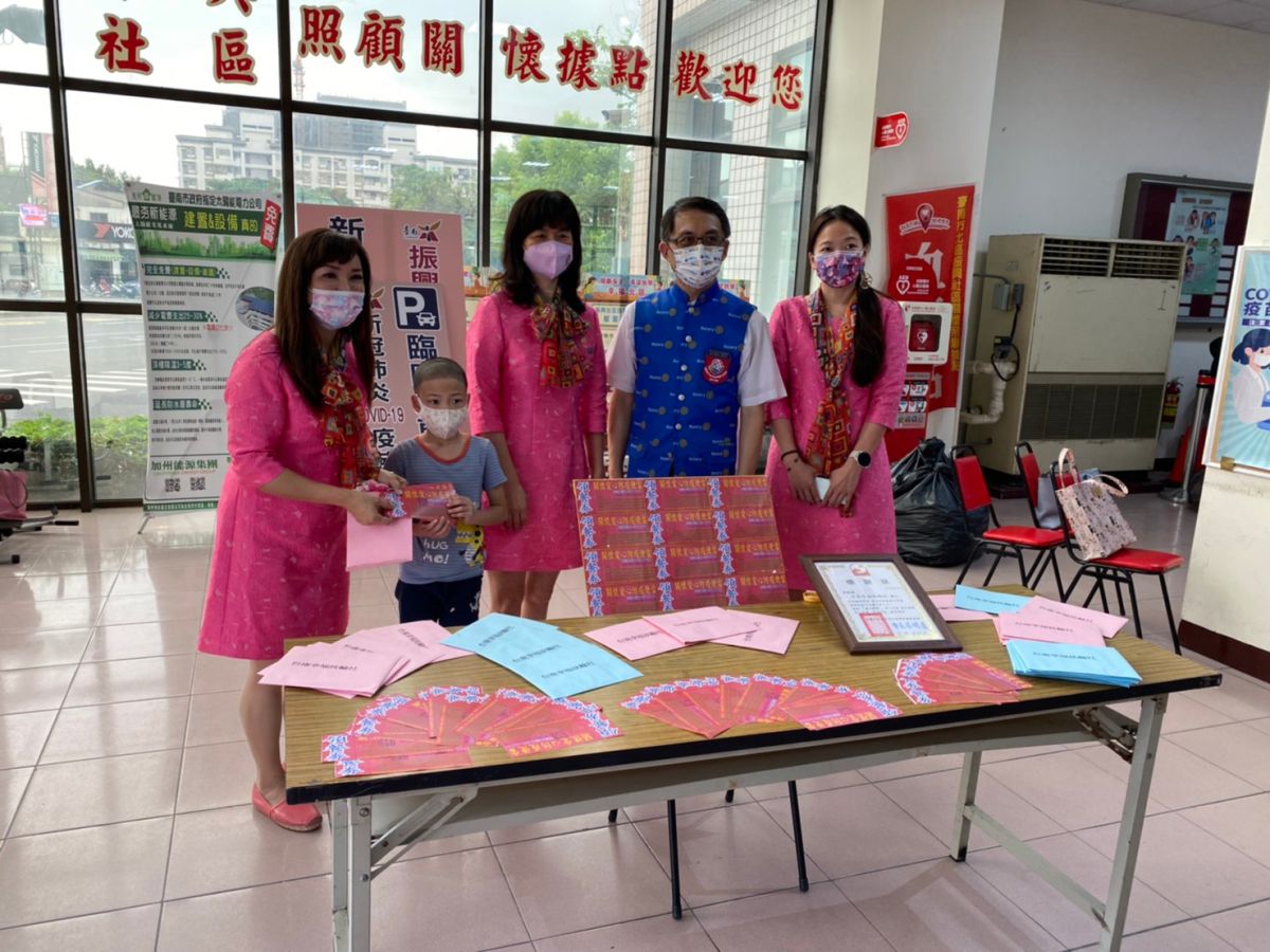 ▲台南幸福扶輪社社長謝馨慧(左3)、總監吳中仁(右2)出席愛心便當捐贈活動（圖／記者張振興攝，2021,07.19）