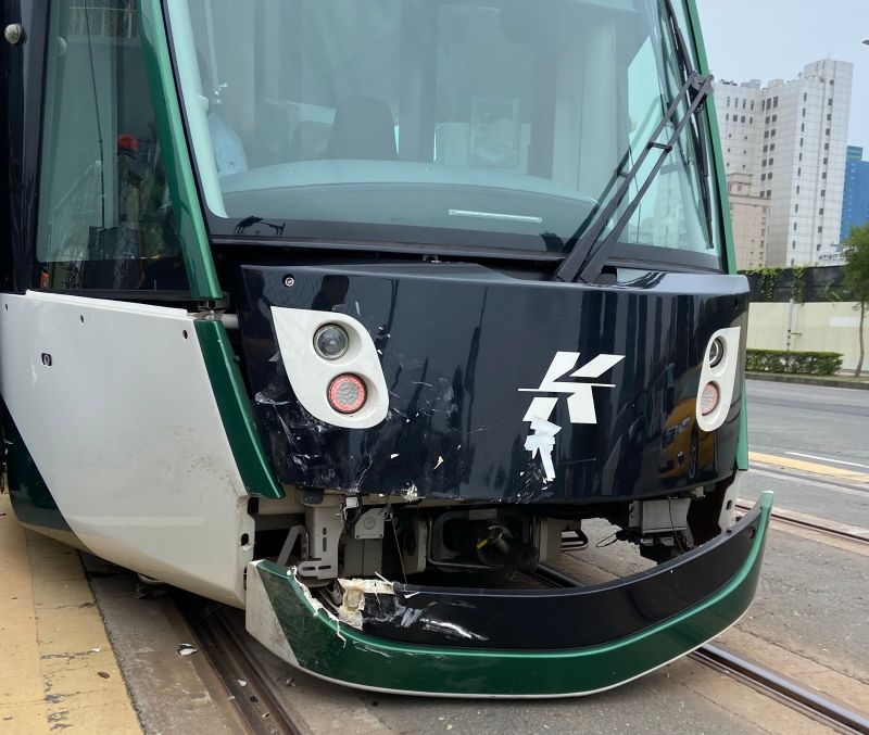 輕軌列車事故!高雄捷運輕軌列車與小客車擦撞