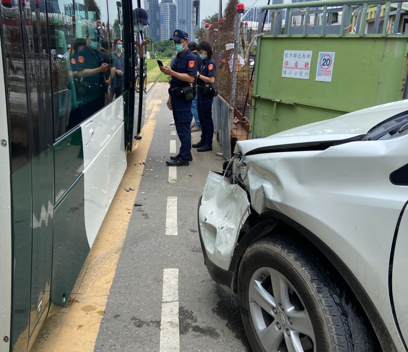 ▲高雄捷運公司輕軌列車與小客車發生擦撞事故。(圖／記者黃守作攝，2021.07.19)