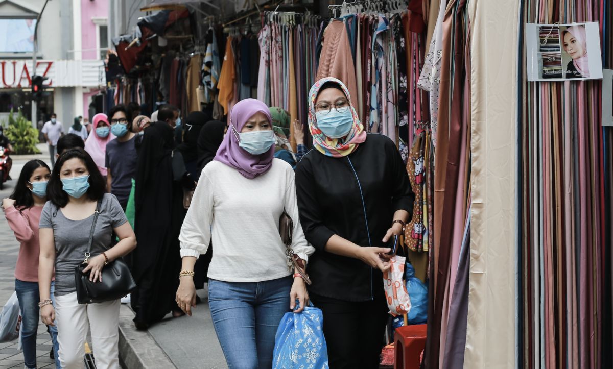 ▲馬來西亞疫情趨穩，衛生部長凱里宣布，即日起鬆綁室內口罩令，民眾可選擇在室內是否戴口罩。（圖／shutterstock）