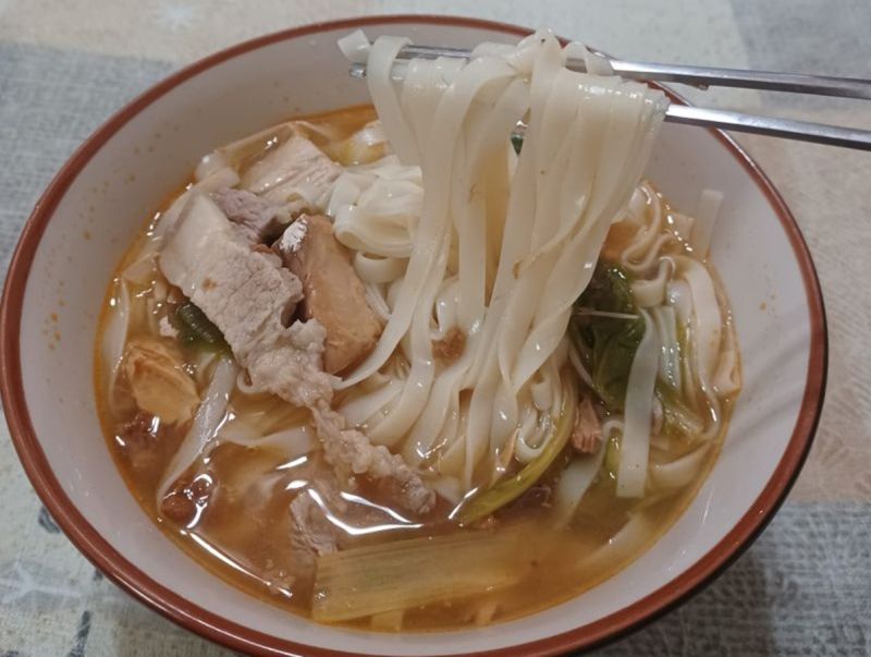 ▲女網友指出，這道「茄汁鯖魚麵」是颱風天必備的料理。（圖／翻攝爆廢公社公開版臉書）