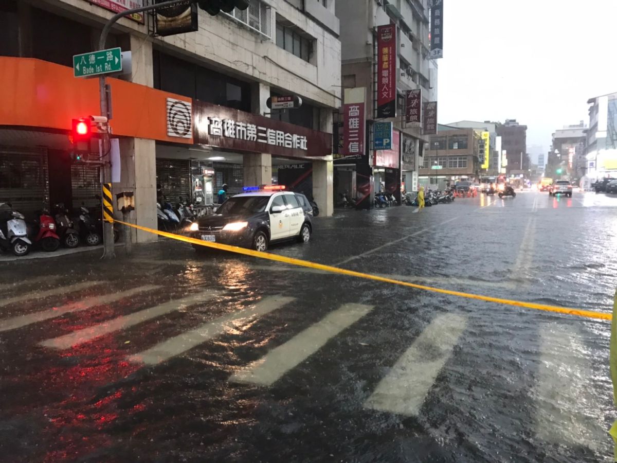 ▲高雄八德、林森路口積水至小腿肚。（圖／新興分局提供）