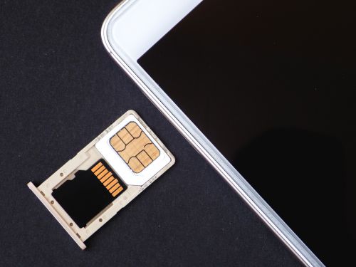 ▲SIM卡(圖/取自《Pixabay》) ▲「eSIM(虛擬SIM卡)」只需掃描QR Code之後,完成幾步驟設定就能簡單使用,既可省去抽換SIM卡的不便,出國時也不必使用漫遊服務。(示意圖/取自Pixabay)