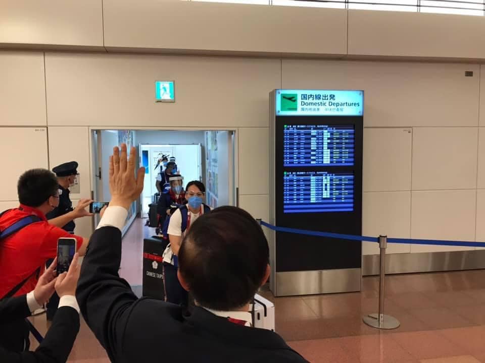 ▲駐日代表謝長廷在羽田機場揮手歡迎選手抵日。（圖／翻攝自謝長廷臉書專頁）