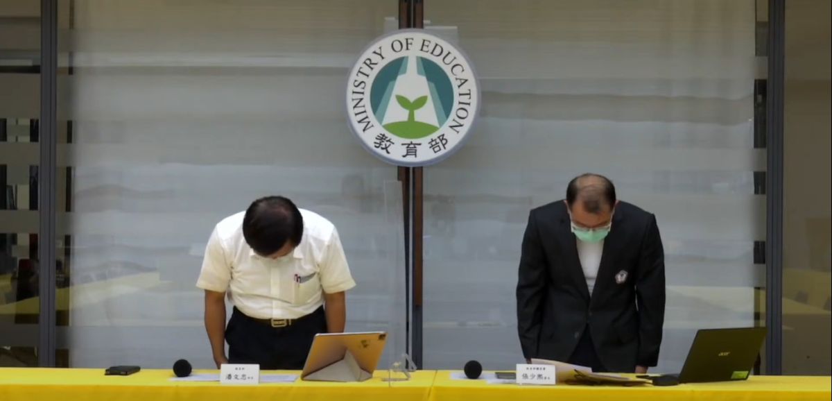 ▲針對奧運選手搭乘經濟艙爭議一事，今(19)日晚間教育部長潘文忠部長、體育署張少熙署長鞠躬道歉，而前立委黃國昌則發文點破「官員邏輯」回應媒體質疑。（圖／翻攝自教育部記者會）