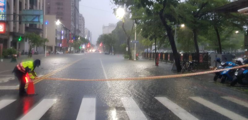 ▲高雄市午後短時強降雨，造成多處道路積淹。（圖／高市府水利局提供）
