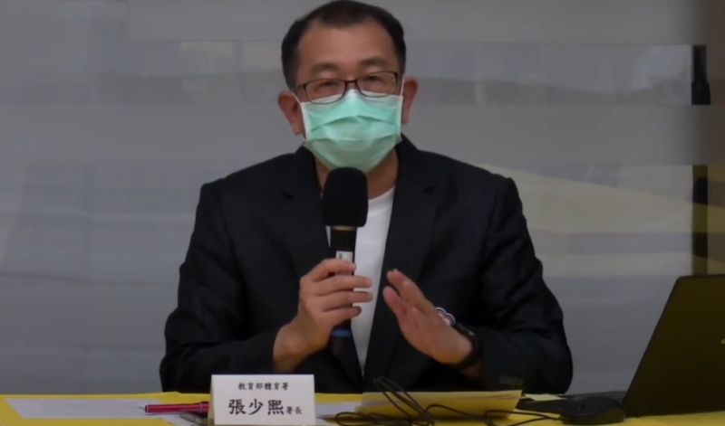 ▲體育署長張少熙說明奧運選手坐經濟艙爭議。(圖/翻攝自教育部記者會)
