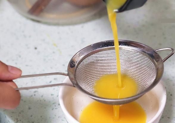▲大廚提醒，製作蒸蛋需用小濾網，雞蛋液過濾兩次，把蛋液內多餘空氣全部排除。（示意圖／翻攝搜狐號《胖開車去看房》）