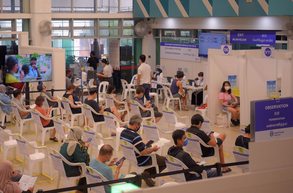 ▲新加坡本土疫情延燒，19日暴增163起本土案例，創下今年以來新高。圖為星國民眾接種疫苗。（圖／美聯社／達志影像）