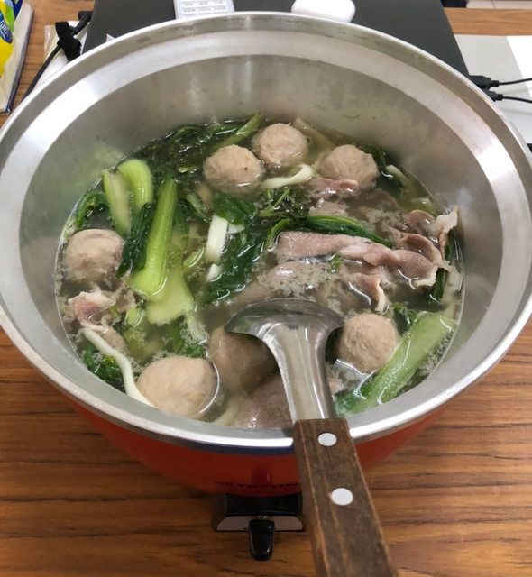 ▲網友使用電鍋的外鍋直接煮東西,引發討論。(圖/PTT)