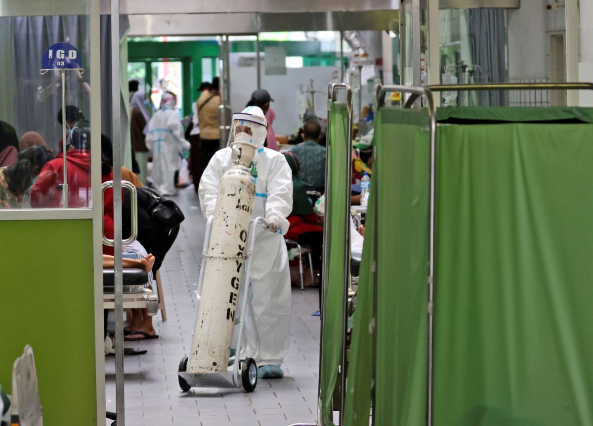 ▲北市聯醫急診護理師昨（2）日透露，「快篩陽病人塞爆急診」，導致OHCA病患沒有醫師可以即時診治，最終過世（圖／美聯社／達志影像）