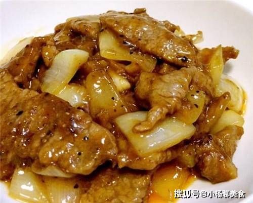 ▲搜狐美食專欄《小楊聊美食》表示,牛肉跟「黑胡椒」口感非常搭!黑胡椒牛肉是很下飯的菜色之一,若將它做好後連同湯汁一起淋在白飯上,再配上幾根蔬菜做成蓋飯,這樣吃起來會很美味。(圖/翻攝自搜狐號《小楊聊美食》)