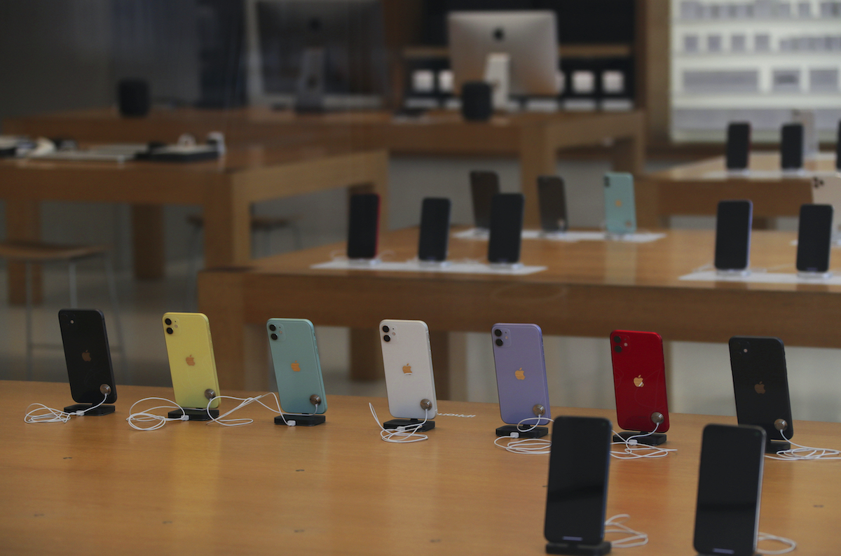 ▲過去一年，汽車、家電與個人電腦受到晶片短缺影響減產，今年隨著智慧型手機生產商庫存減少，供應鏈問題帶來的影響逐漸浮現。（圖／美聯社／達志影像）