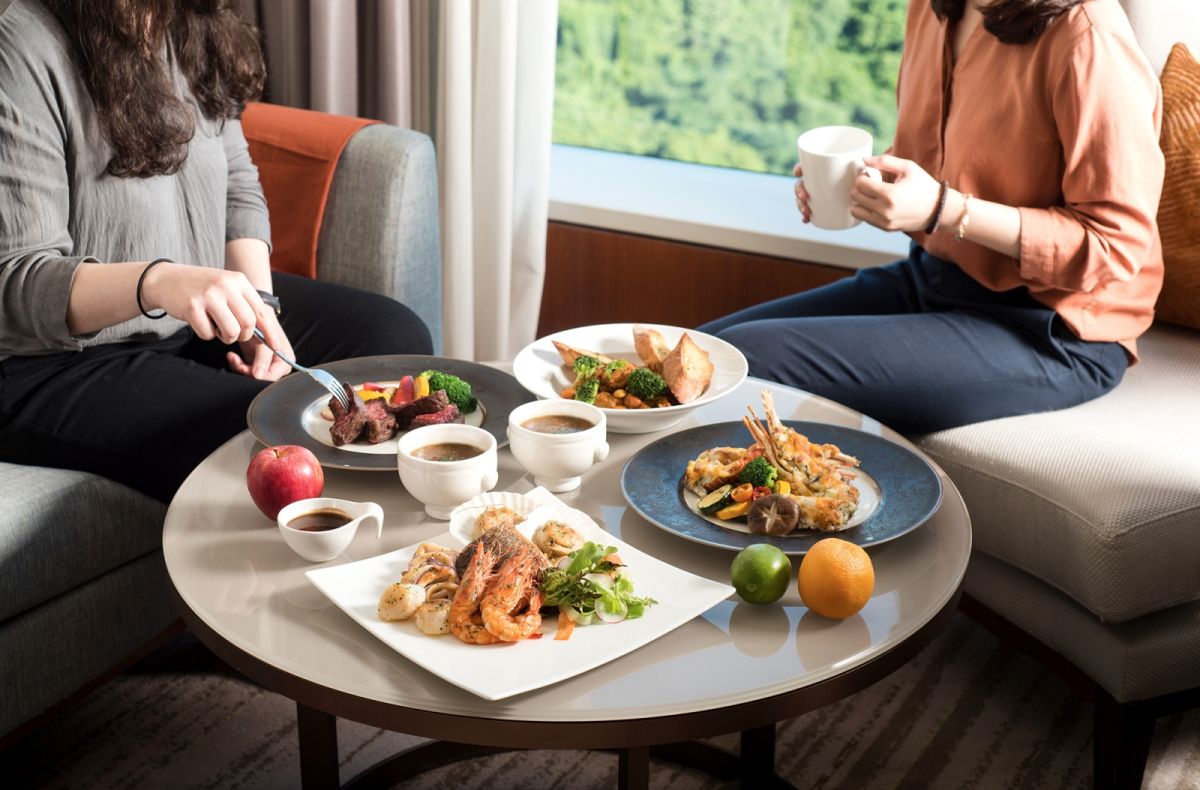 ▲台北六福萬怡酒店搶攻微解封商機，推出豪華客房搭配海陸饗宴。（圖／業者提供）