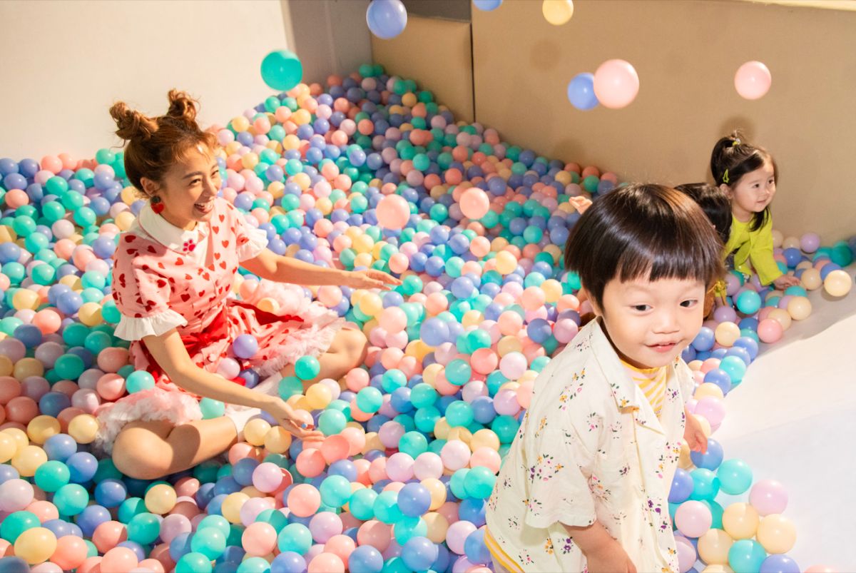 ▲鬼鬼（左）斜槓經營YouTube頻道，在節目中樂當孩子王辦時尚趴。（圖／avex taiwan 提供）