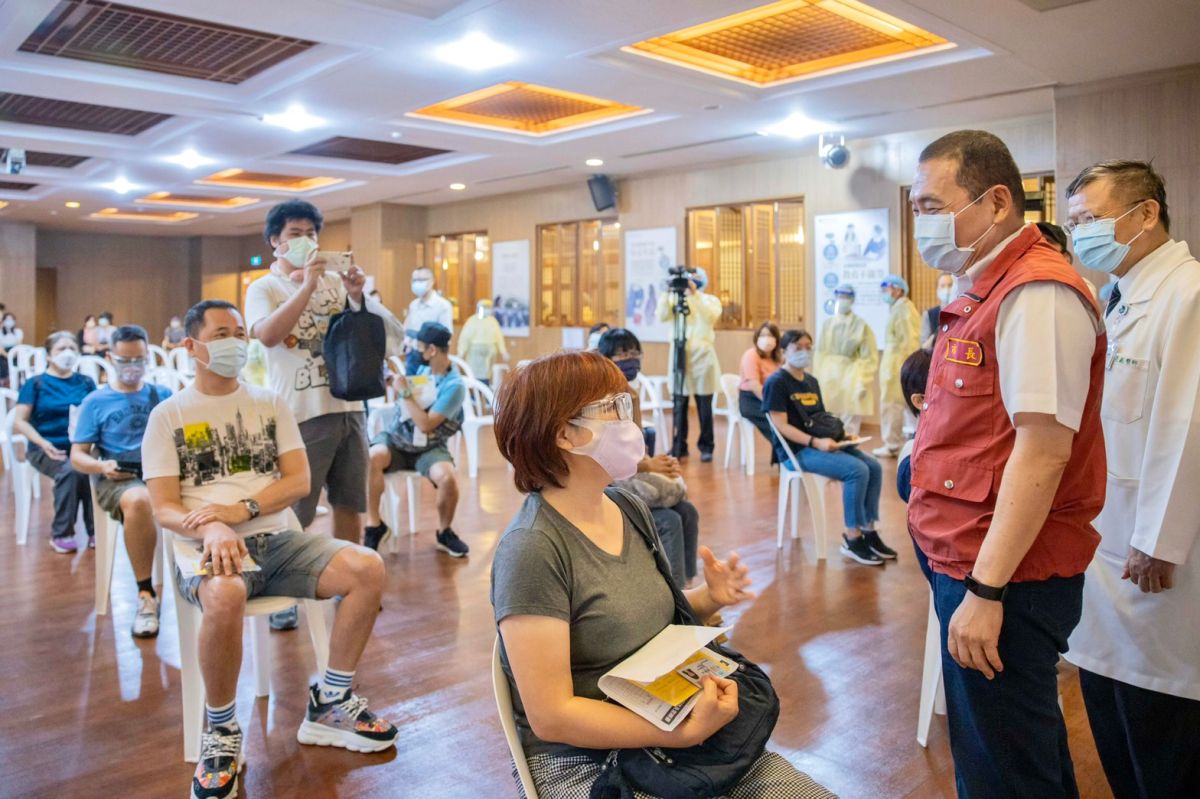 ▲新北市長侯友宜特別到雙和靜思堂施打站，關心教師接種疫苗的情況。（圖／新北市政府提供）