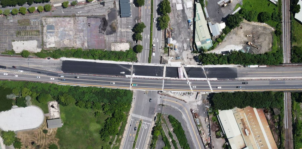 ▲介壽陸橋抬升段（含路堤段）預定本年度8月底可開放雙向通車。（圖／高市府捷運局提供）
