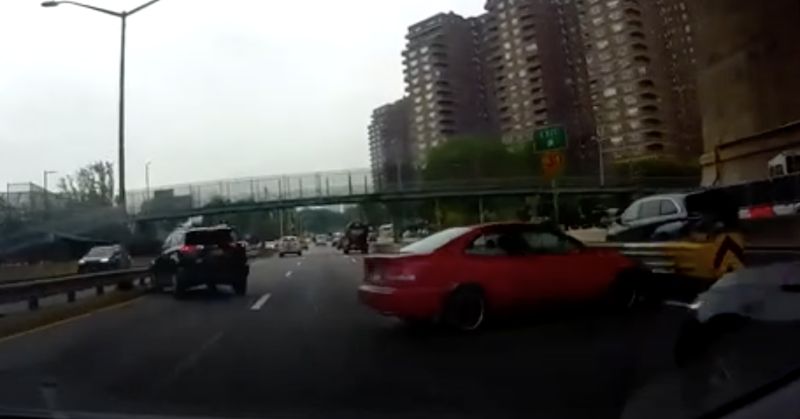 ▲從畫面中可以看到，紅車車尾更影響到原車道的正後方駕駛，讓灰色廂型車直接撞向左邊的護欄。（圖／翻攝自AP美聯社／Newsflare）