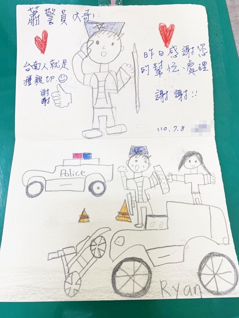 ▲小學生Ryan手繪警察處里車禍的卡片，表達對警察的敬意(圖/記者鄧力軍翻攝)