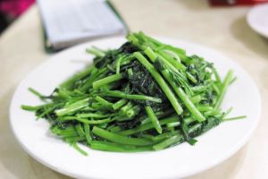 燙青菜、空心菜 ▲一名小吃店老闆表示有位客人點了「燙青菜」,卻備註「青菜全走」,讓他很困惑,貼文一出,也有人曝光正解。(示意圖/翻攝photoAC)