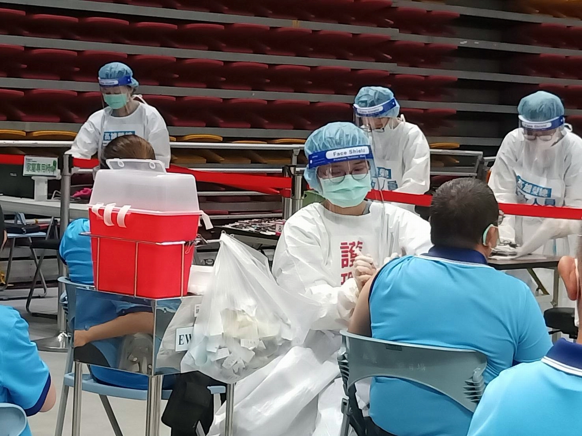 ▲公費疫苗預約平台第三輪意願登記於19日截止，屏東縣共有49242人完成預約登記，將於23日啟動疫苗施打作業，11個速打站分別施打2至4天。（資料照／屏東縣政府提）