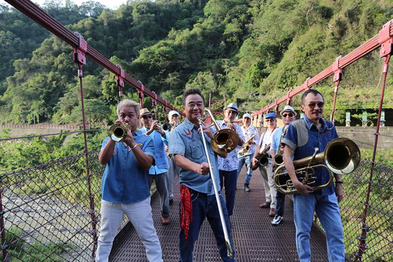 ▲陳昇與阿Van組成的「新寶島康樂隊」，推出新專輯《剪剪花》（圖／新樂園製作有限公司提供）