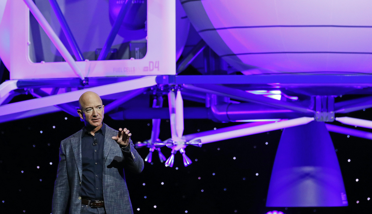 ▲美國電商巨頭亞馬遜創辦人、全球首富貝佐斯，將搭乘自家旗下公司「藍源」的火箭體驗太空旅行。（圖／美聯社／達志影像）