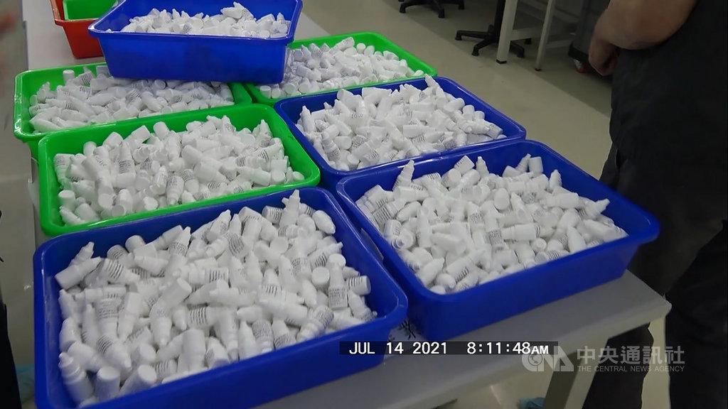 ▲高雄地檢署接獲假快篩試劑流入市面情資，立即組成防疫處理小組調查，進而查出代工製造快篩試劑的鼎群科技股份有限公司涉冒用三鈺公司名義對外販售快篩試劑套組，檢警日前到位於桃園的鼎群工廠查獲配件包成品137包（每包內有2瓶裂解液）、快篩試劑8萬多劑。（高雄地檢署提供）中央社記者洪學廣傳真 110年7月20日