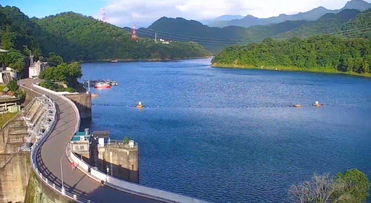 ▲石門水庫截至今日14時水位239.19公尺，蓄水量15569萬噸（蓄水率76.8%），距滿水位245公尺約有6公尺，防洪空間有約4800萬立方公尺。（圖／北水局提供）