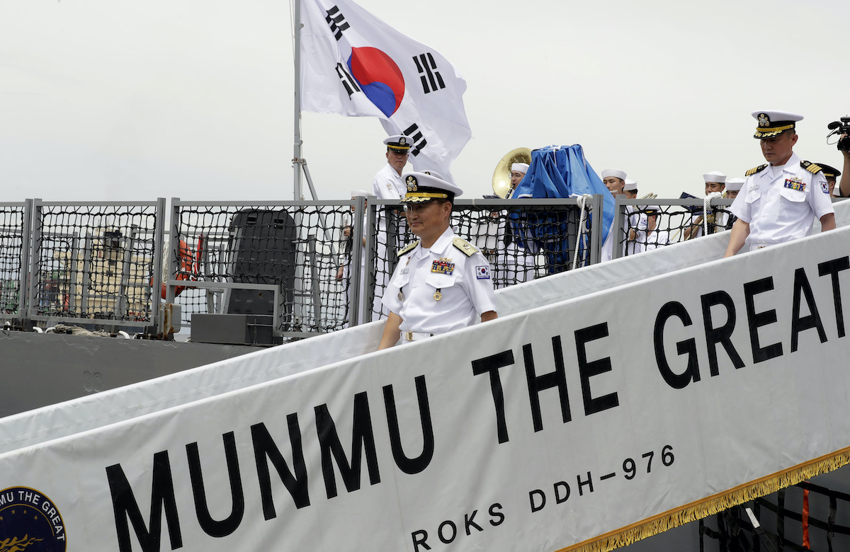 ▲韓國軍艦文武大王艦爆發新冠肺炎群聚感染，國務總理金富謙與國防部長徐旭，雙雙出面致歉。（圖／美聯社／達志影像）