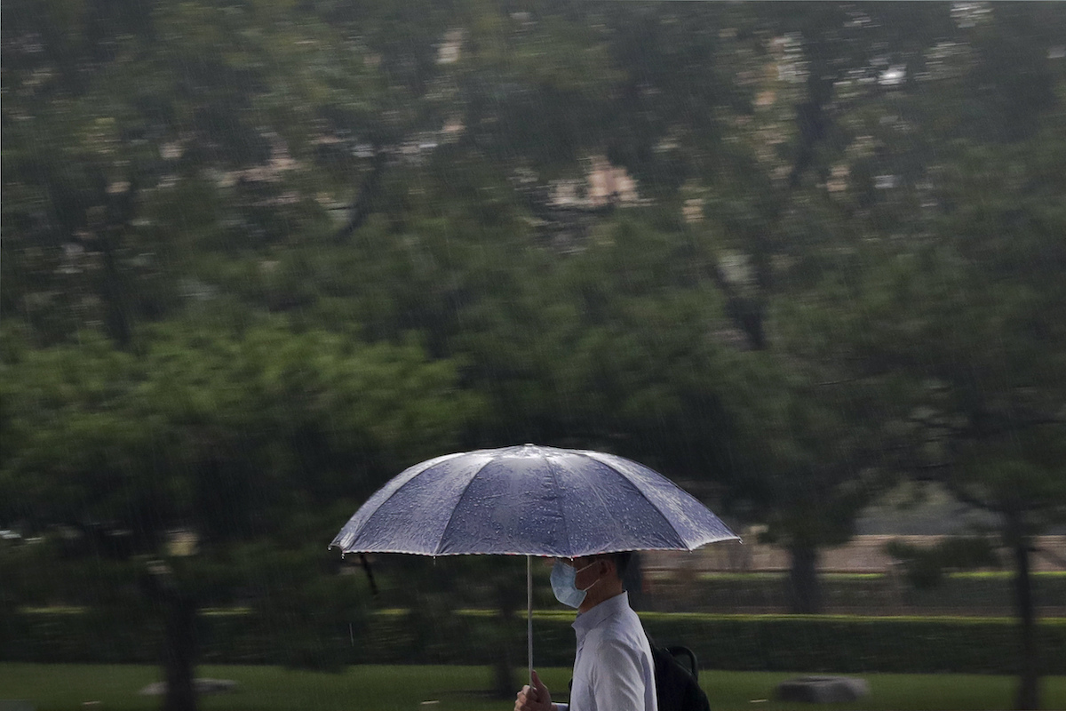 ▲中國河南近日降下暴雨，中國氣象局表示那是因為1000公里外的煙花颱風與副熱帶高壓氣流引導，大量水氣在河南集結成雨。（圖／美聯社／達志影像）