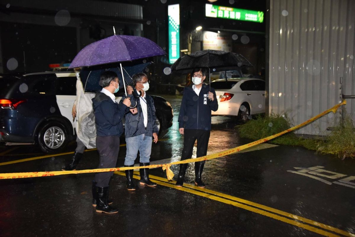 ▲市長陳其邁關心各地的災情，防疫行程結束後，立即前往仁武水管路與義大路口等處視察積水狀況。（圖／高市府水利局提供）