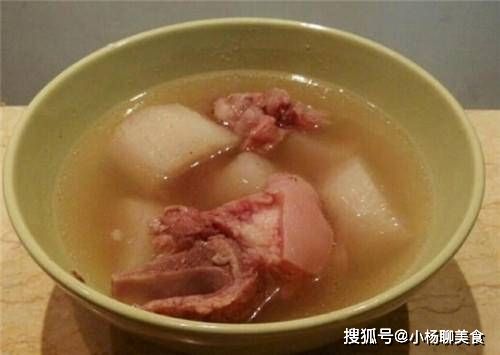 ▲搜狐美食專欄《小楊聊美食》近日分享，燉羊肉加「蘿蔔」一起煮，味道將會很銷魂，不僅提鮮，營養價值也更升級。（圖／翻攝自《小楊聊美食》）