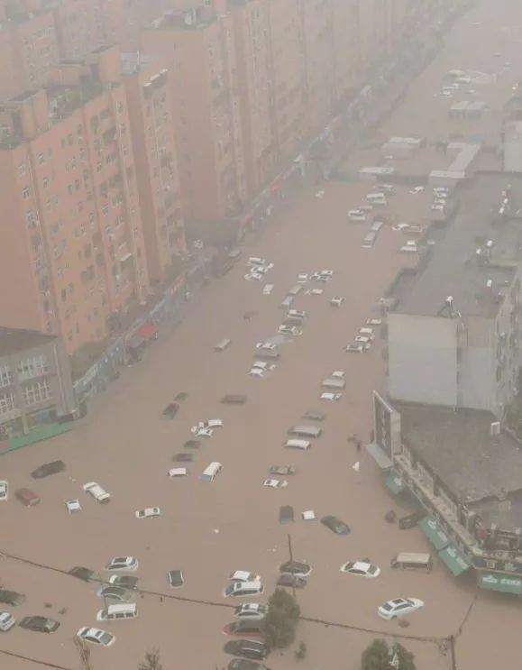▲河南淹水災情嚴重，街道宛如變成河流，不少車子都泡在水中。（圖／翻攝自微博）