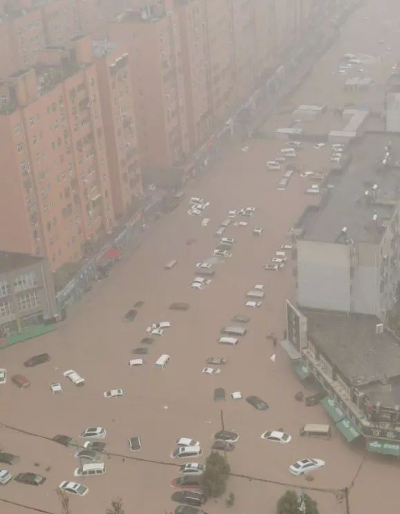 ▲河南淹水災情嚴重,街道宛如變成河流,不少車子都泡在水中。(圖/翻攝自微博)