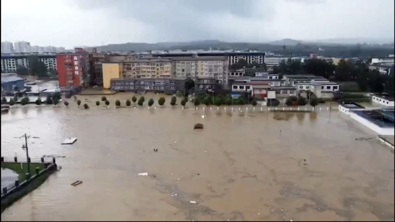 ▲受到暴雨影響,中國河南省鄭州市汪洋一片。(圖/翻攝自《海客新聞》)