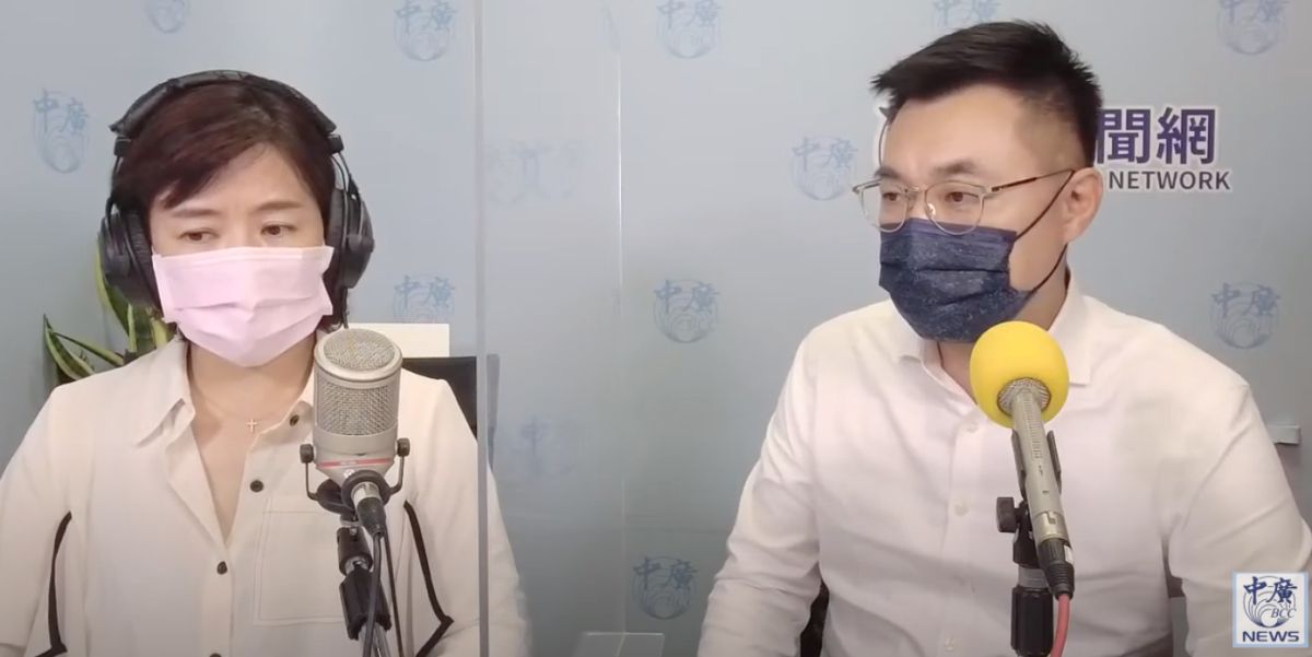 ▲國民黨主席江啟臣今（21）日上午接受中廣新聞網「千秋萬事」節目主持人王淺秋專訪，他批民進黨支持者與民代只會一路護航。（圖／截圖自中廣直播）