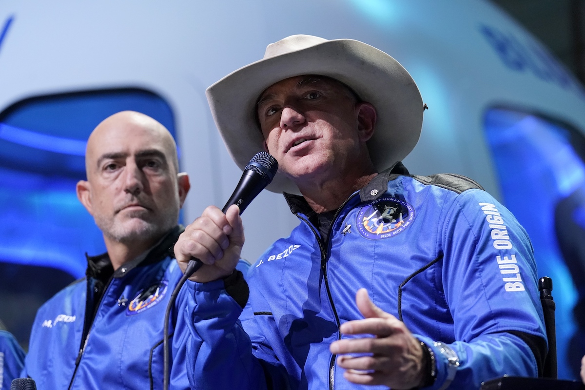 ▲貝佐斯體驗完太空之旅後，認為應該要將所有製造污染的工業移至太空，讓地球變回一個美麗的寶石。（圖／美聯社／達志影像）