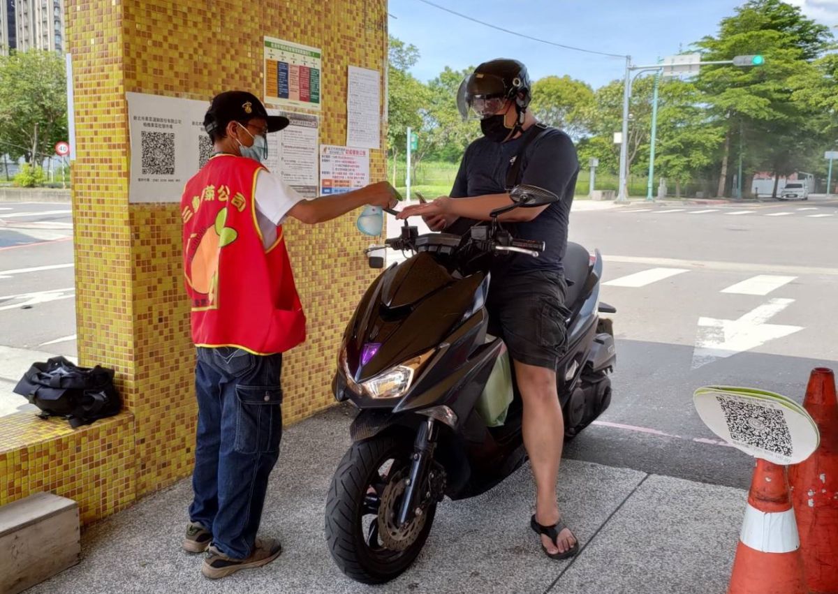 ▲安心即時上工民眾於果菜市場出入口處協助防疫。（圖／新北市政府勞工局提供）