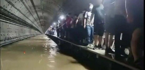 ▲鄭州地鐵五號線救援疏散現場。(圖/翻攝自中國青年報)