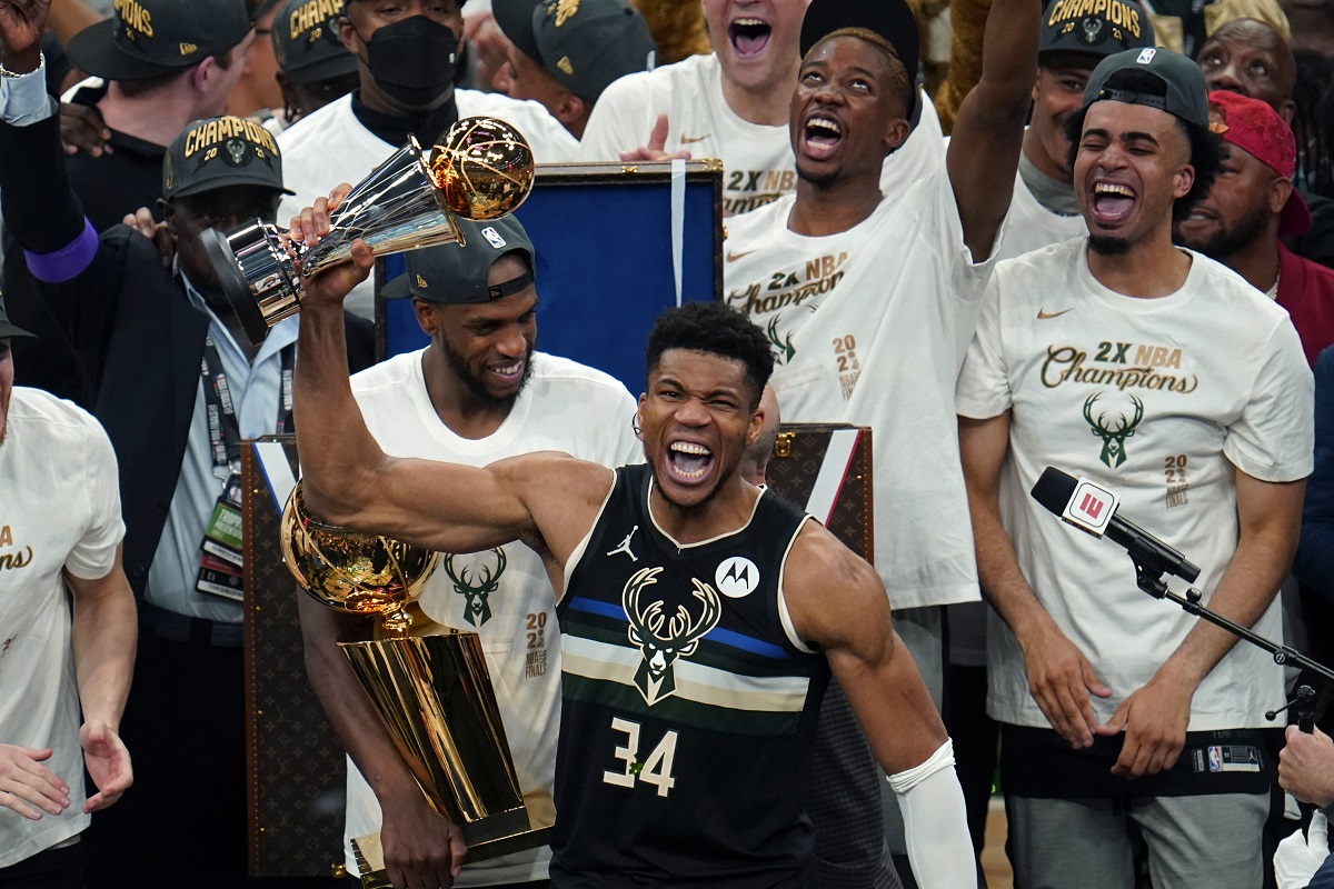 ▲當家球星「字母哥」Giannis Antetokounmpo率公鹿奪冠並當選FMVP。（圖／美聯社／達志影像）